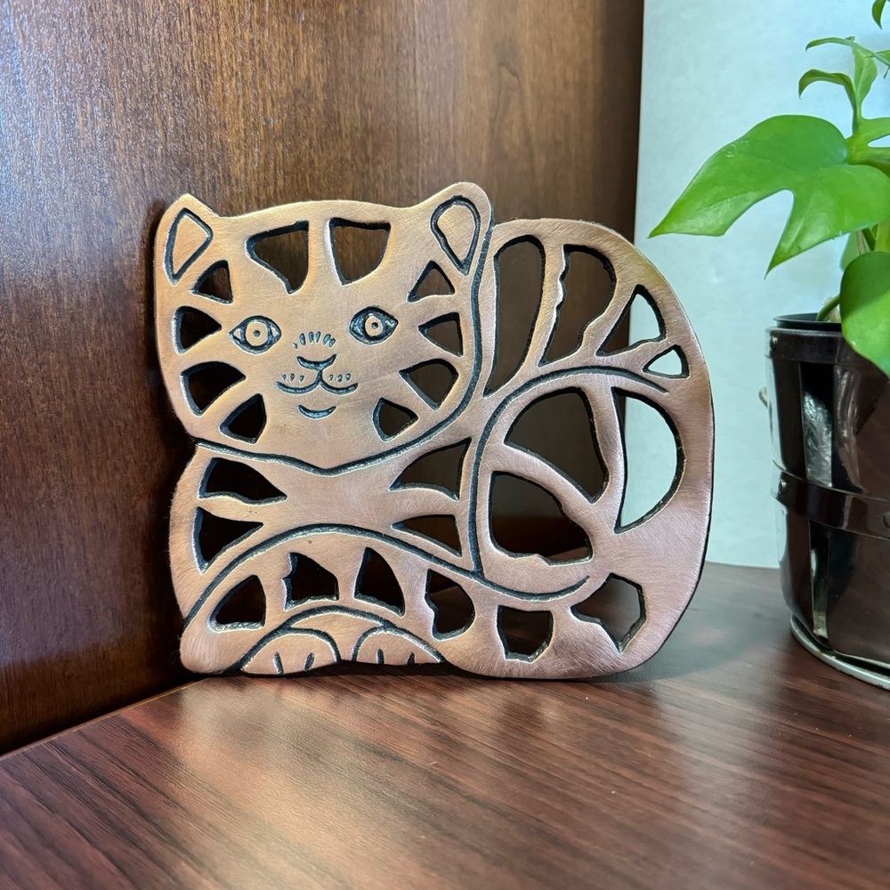 Vintage 1997 China Copper 7” Cast Iron Cat Shaped Trivet With Wall Hanging Loop
